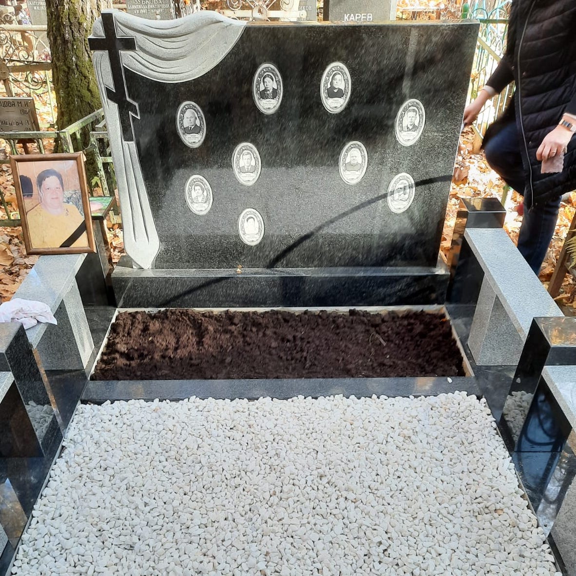 Памятник с крестом и тканью на могилу