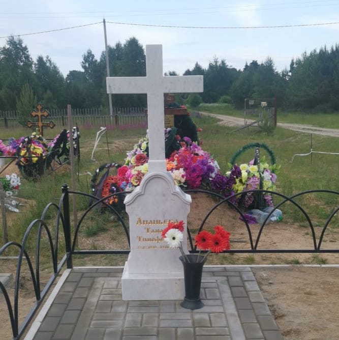 четырехконечный крест из гранита