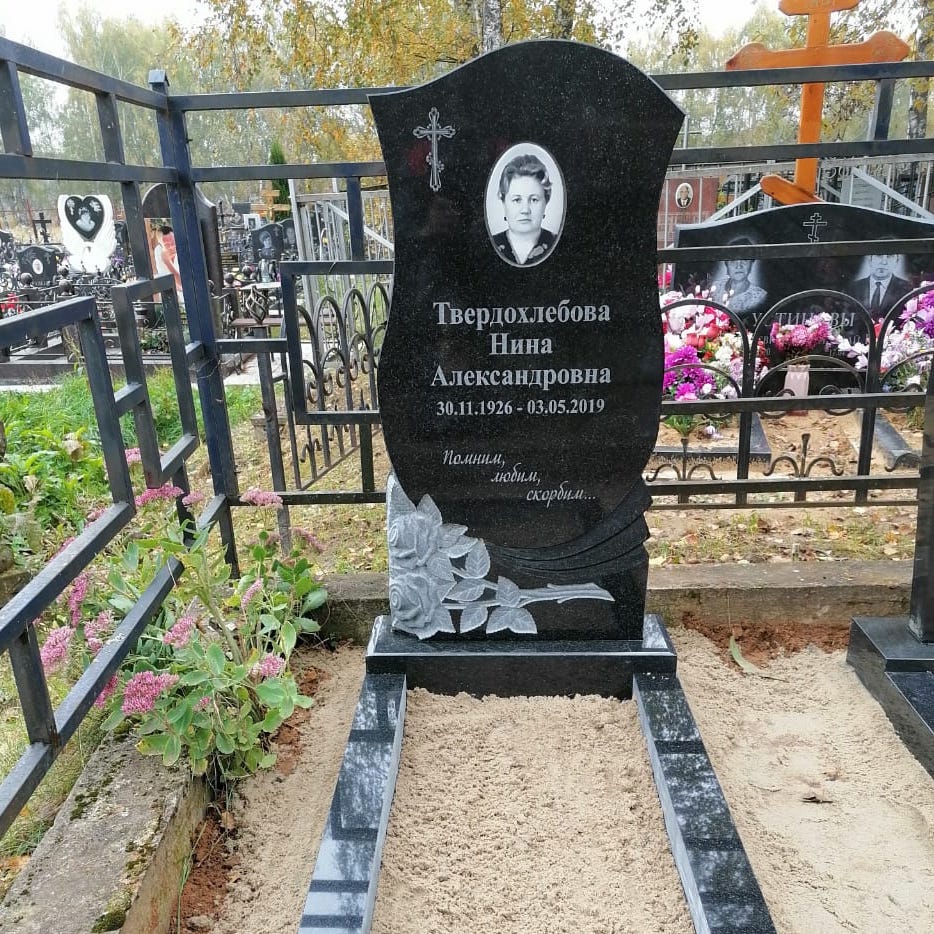 Памятник с резными розочками 12510