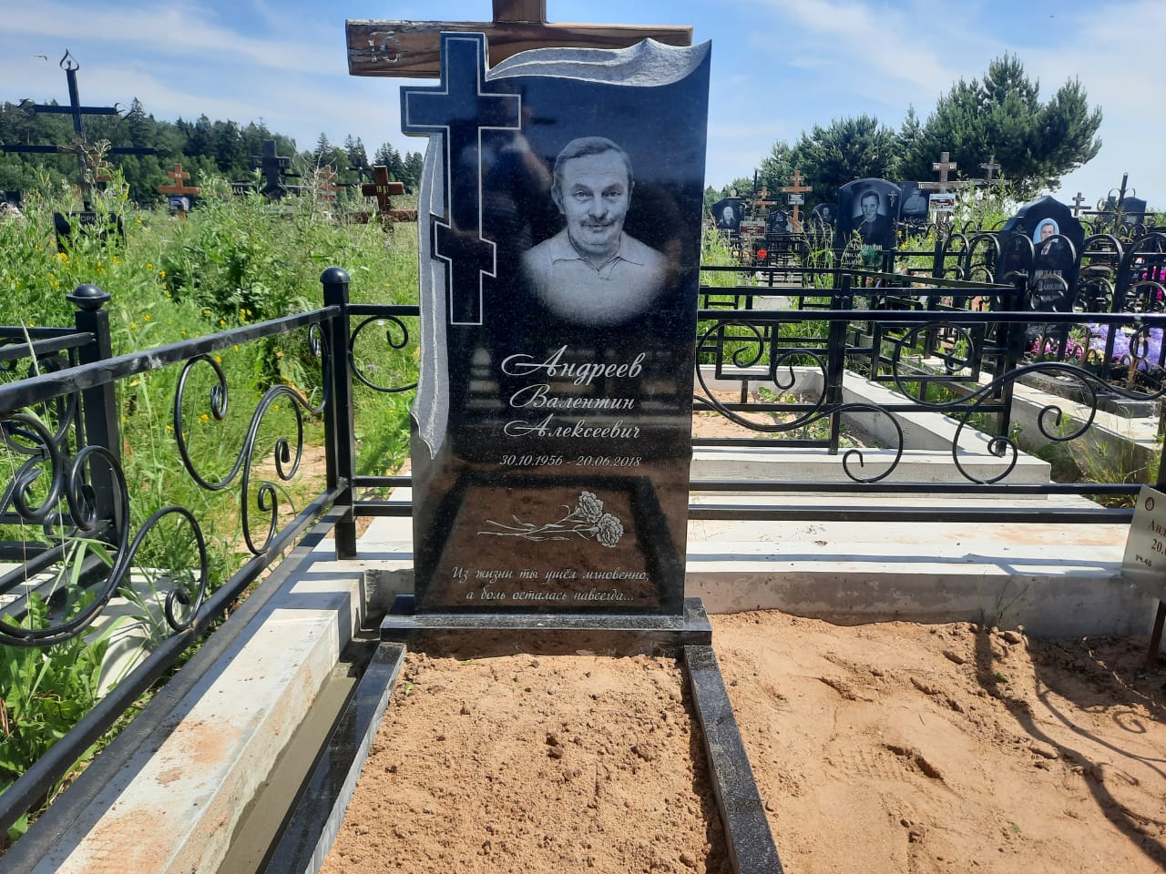 памятник с плащаницей и крестом 11900