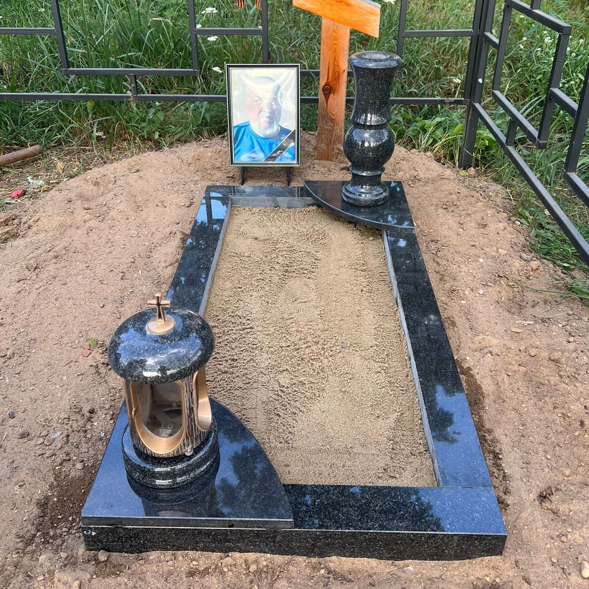 Памятник с подставками под вазы 81032