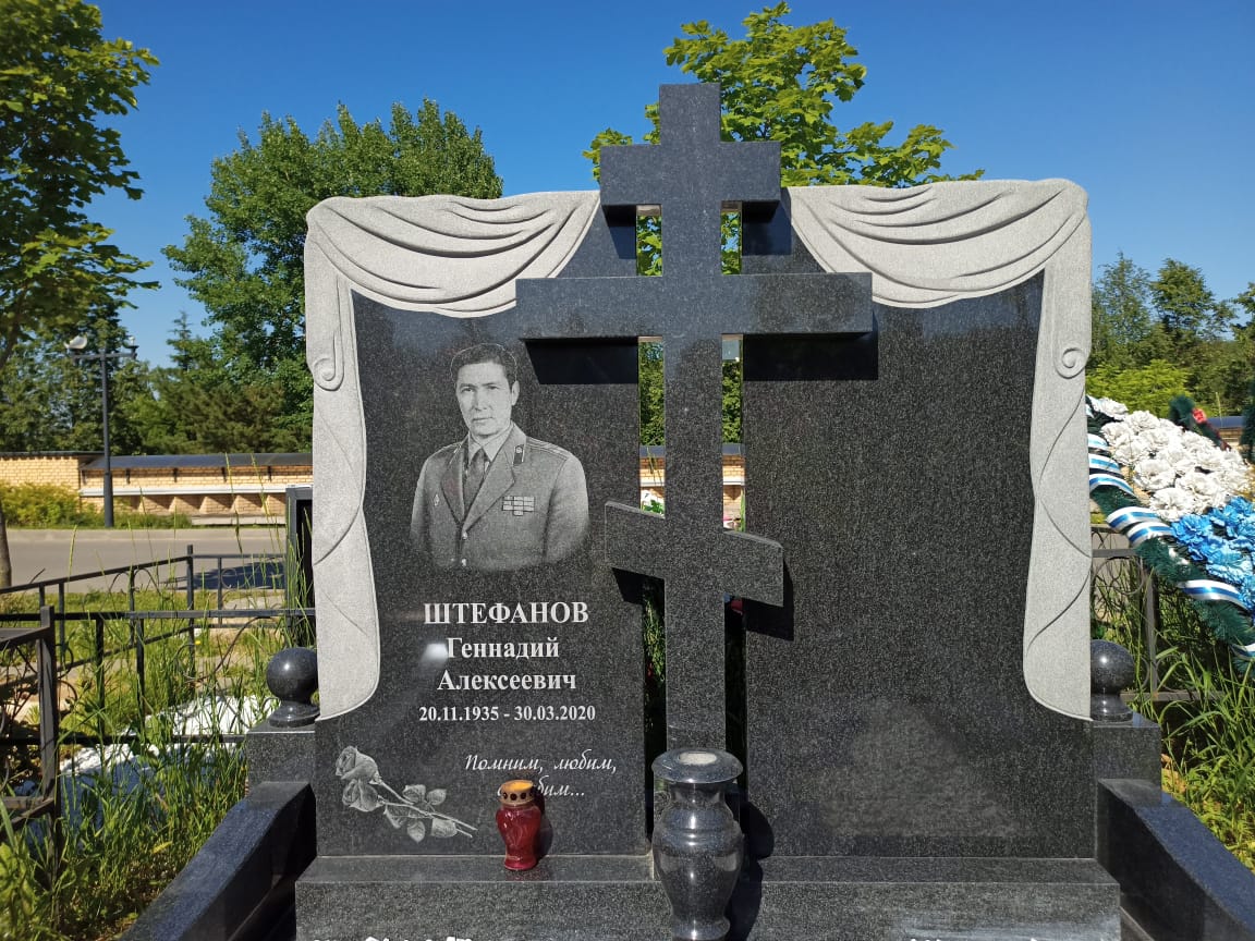 Памятник с плащаницей