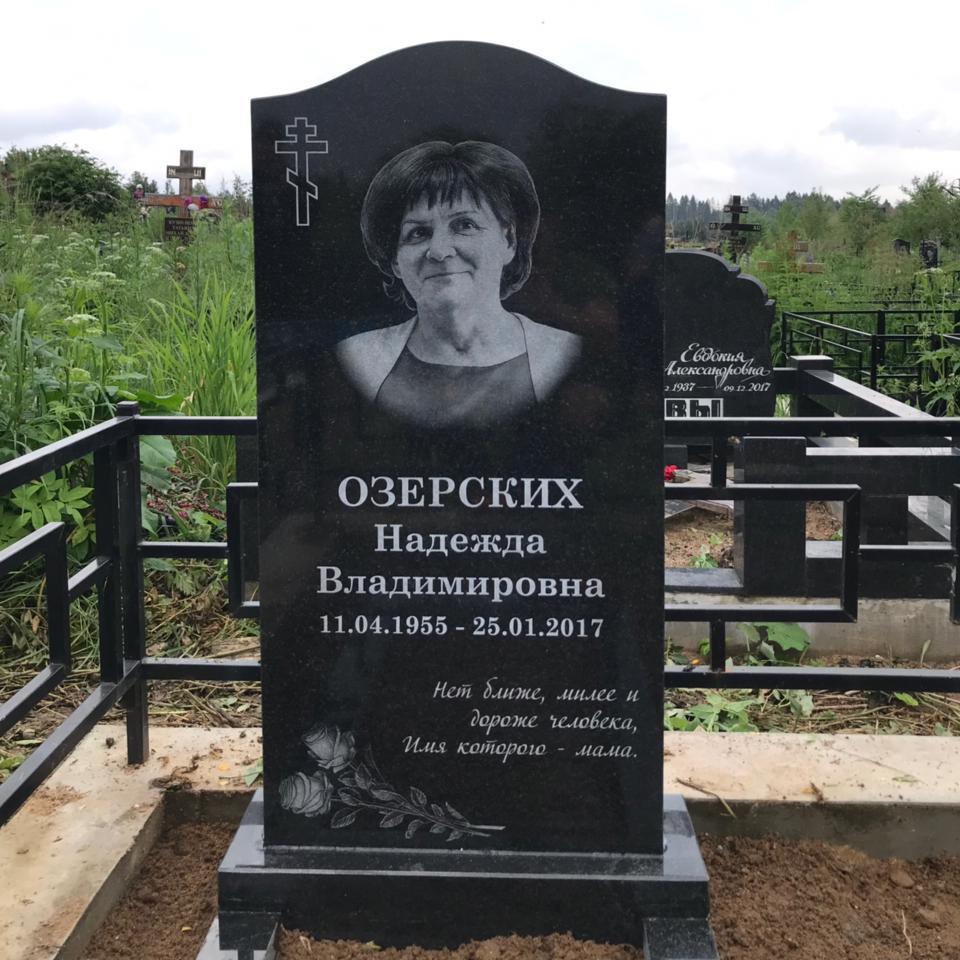 гранитное надгробие волной