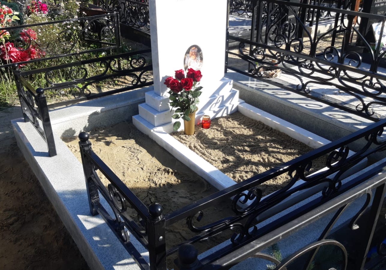 Цоколь с оградой 22105