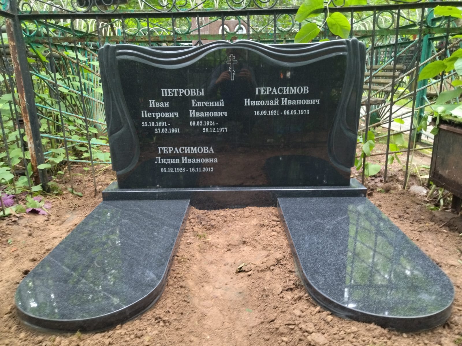 Памятник плащаница на могилу