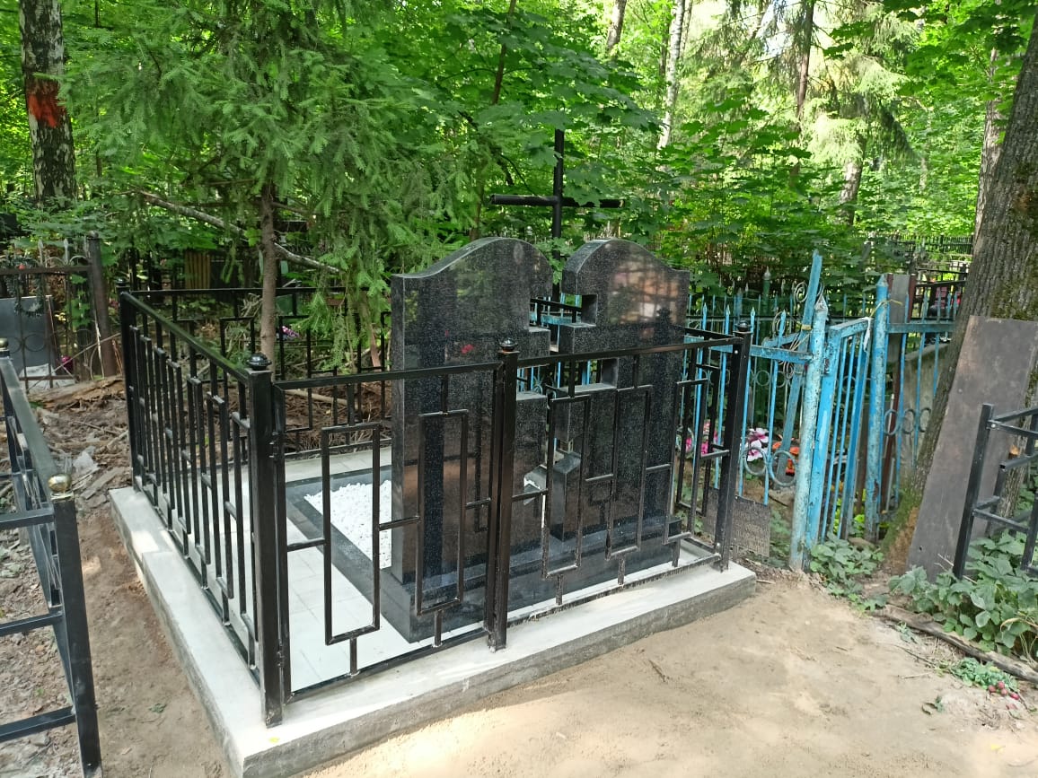 Высокая ограда на могилу