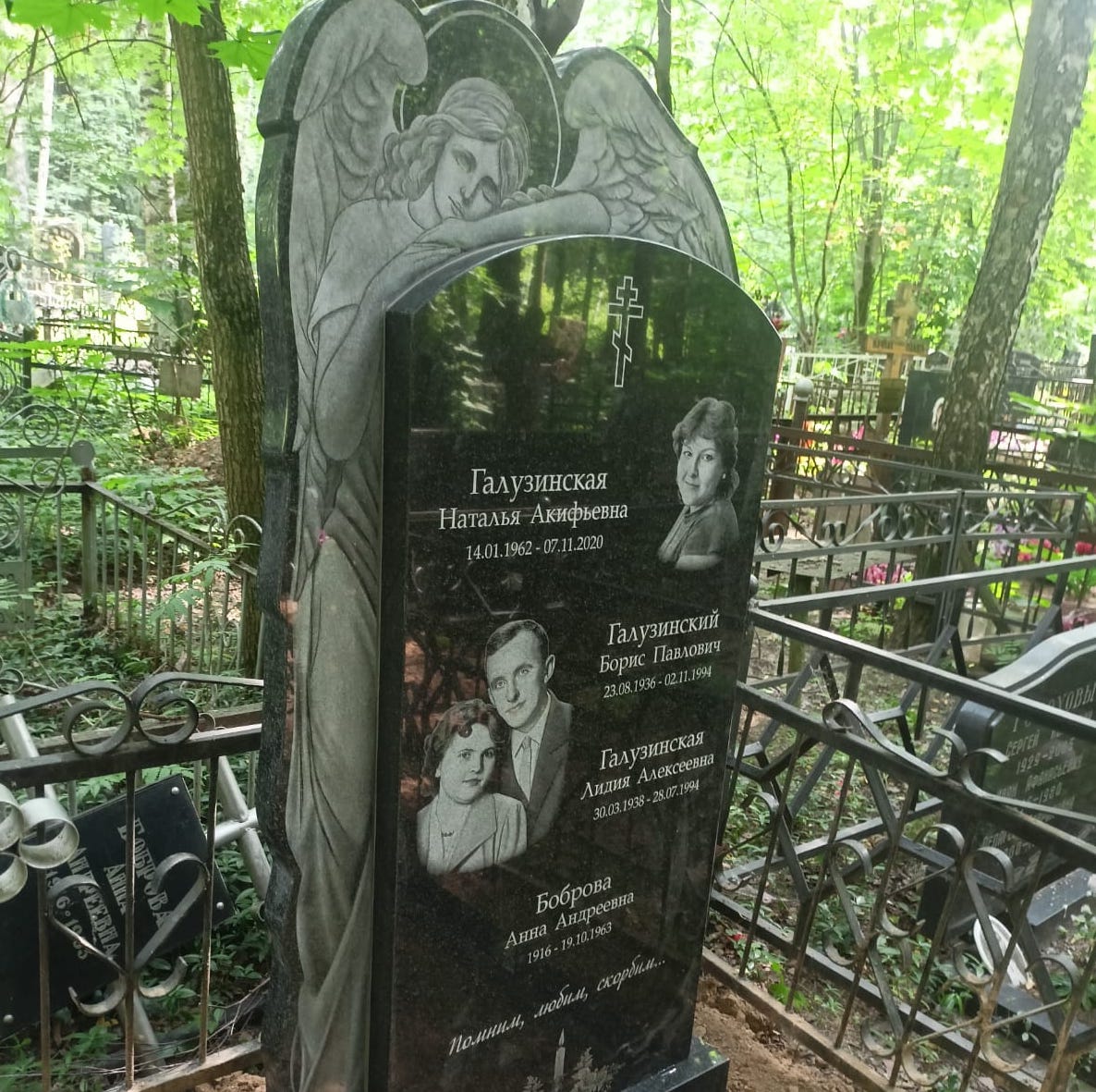 памятник с ангелом на могилу 11324
