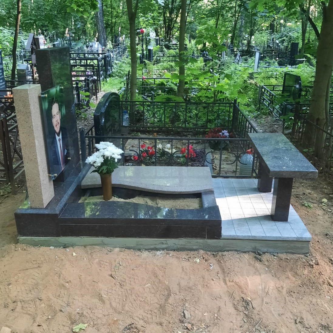 цветочница из гранита зеленого 