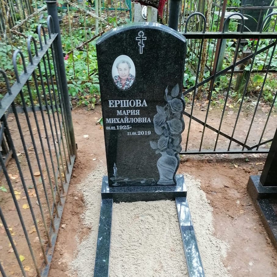 Памятник с вазой и цветами