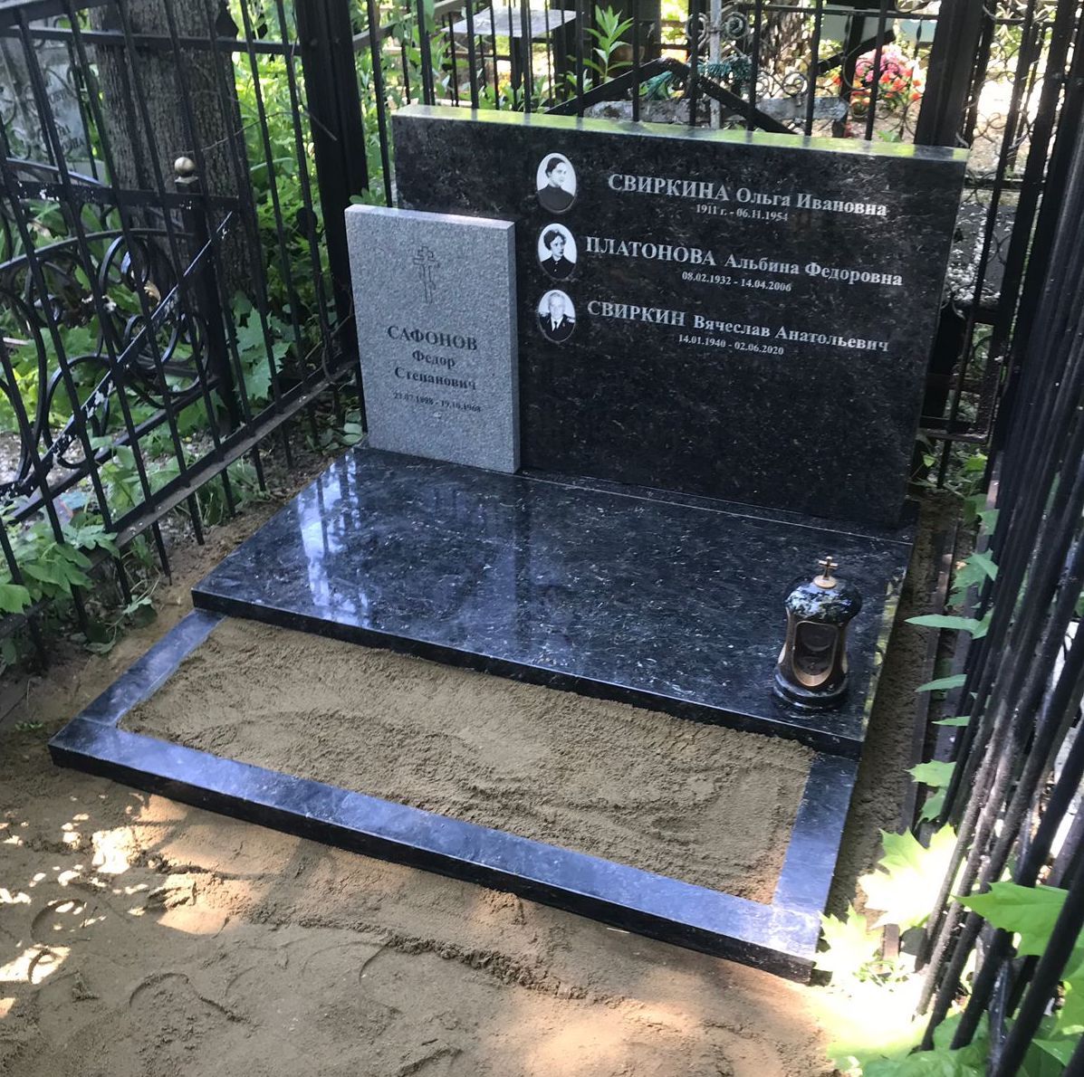 Цветник на 2 могилы со вкладкой