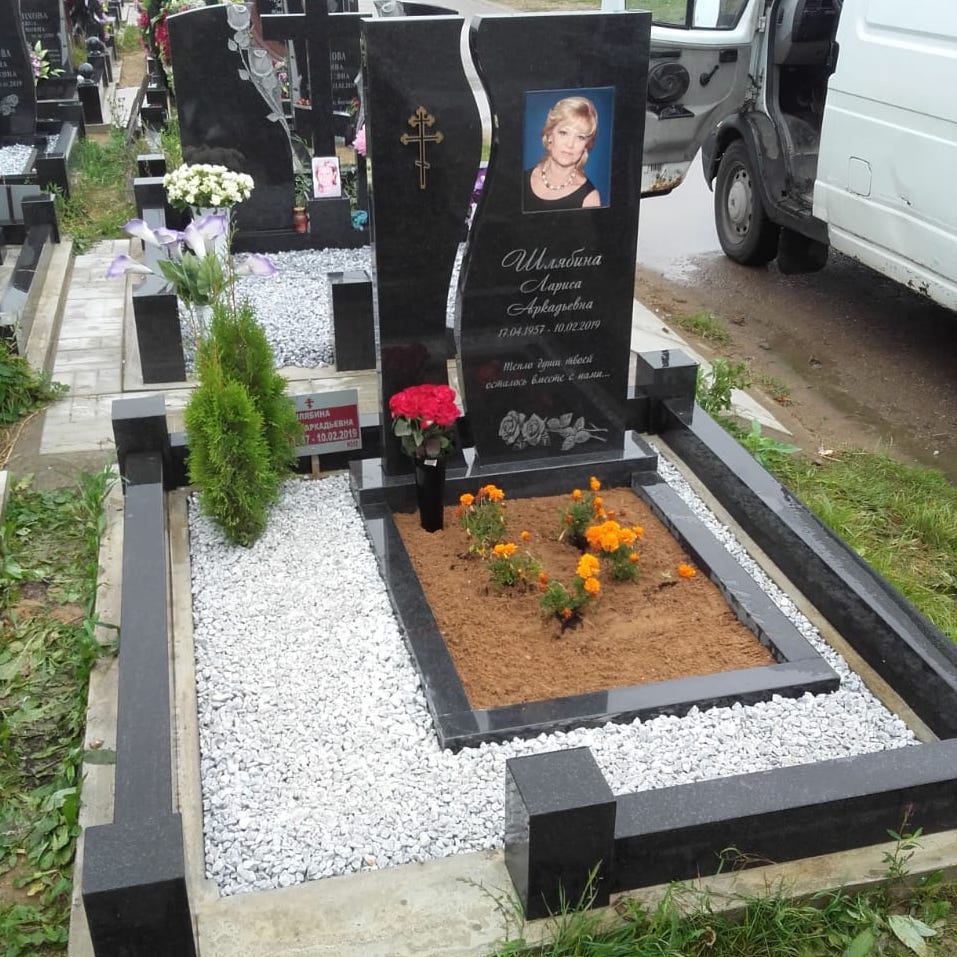 Гранитный мемориал с брусчаткой и гранитными поребриками