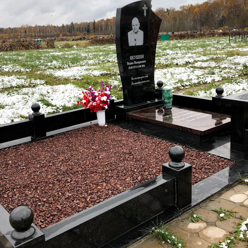 цоколь с полосами гранитный 22109