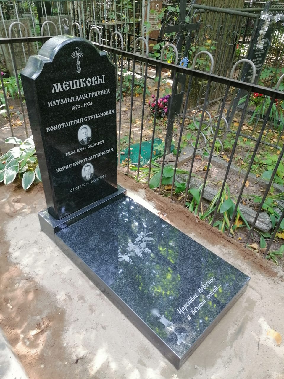 Горящая свечка на памятник