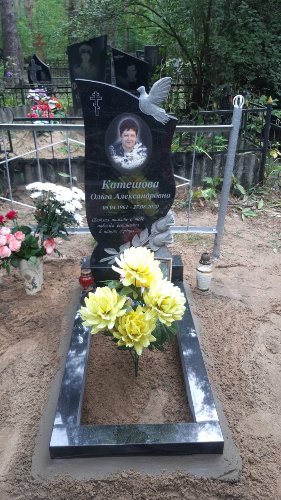 Памятник с розами и голубем