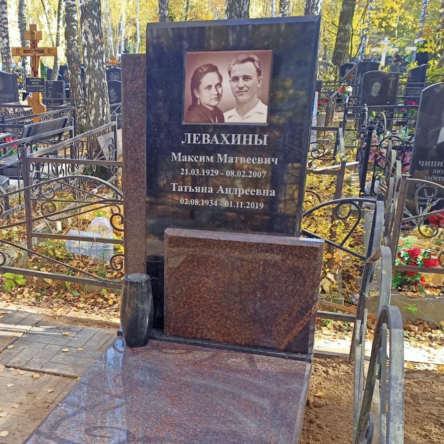 Ваза из гранита 41028