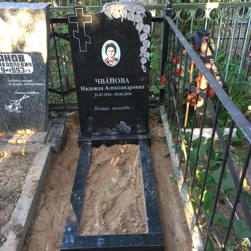 Памятник с веткой березы и крестом