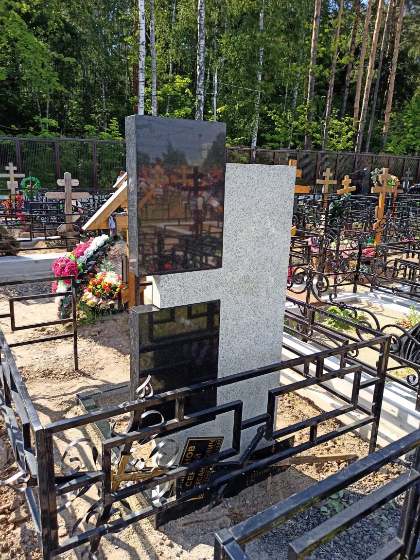 Комбинированный памятник на площадке из гранита