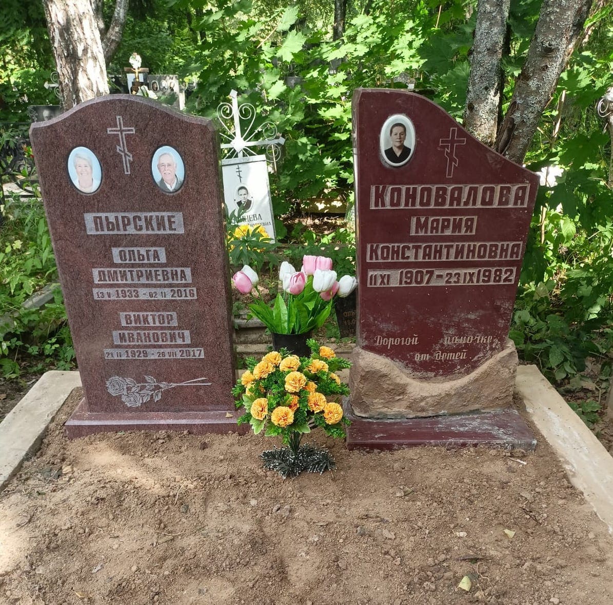 гранитное надгробие волной