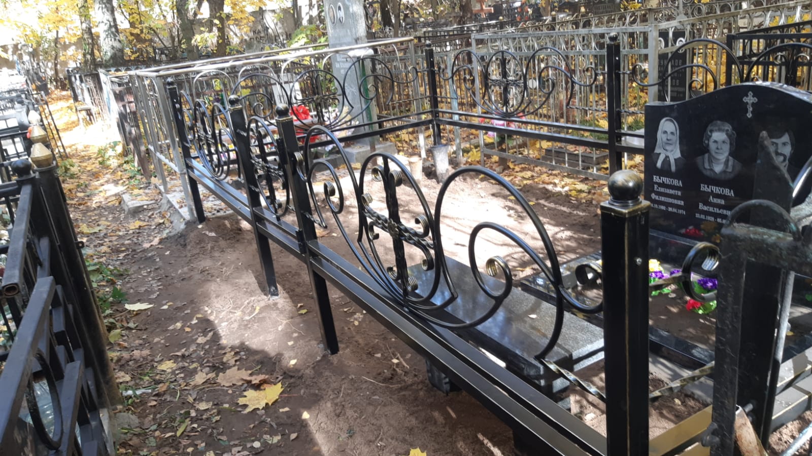Кованая ограда с крестом