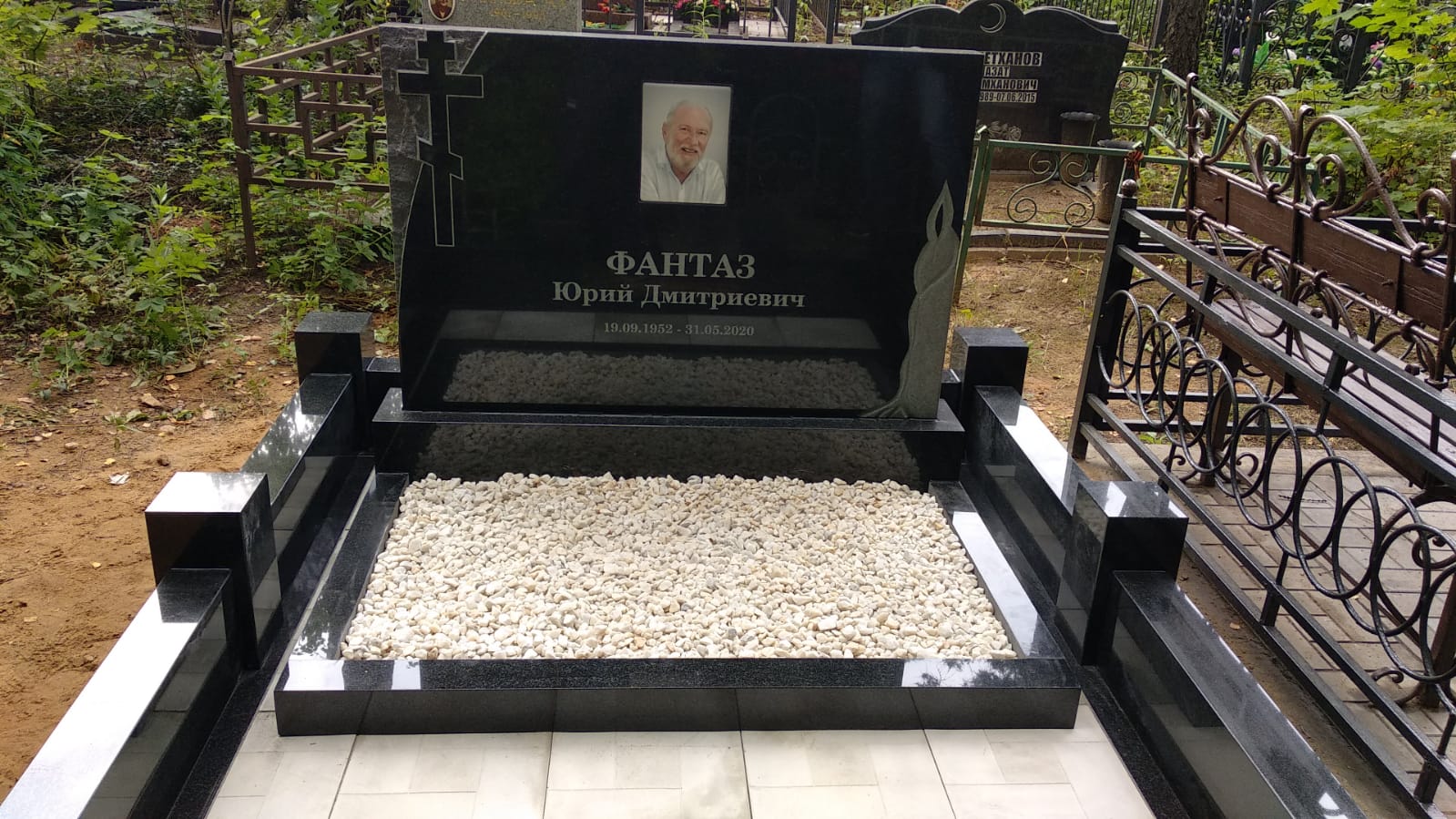 Памятник со свечой и крестом на могилу