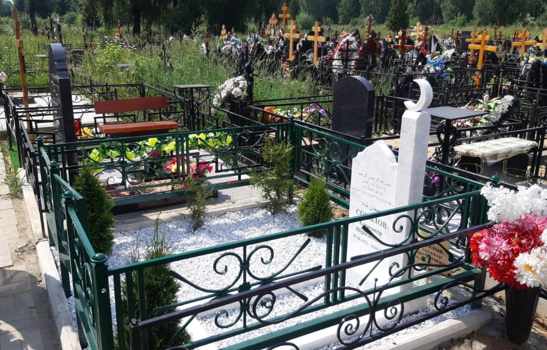 Кованая ограда на кладбище