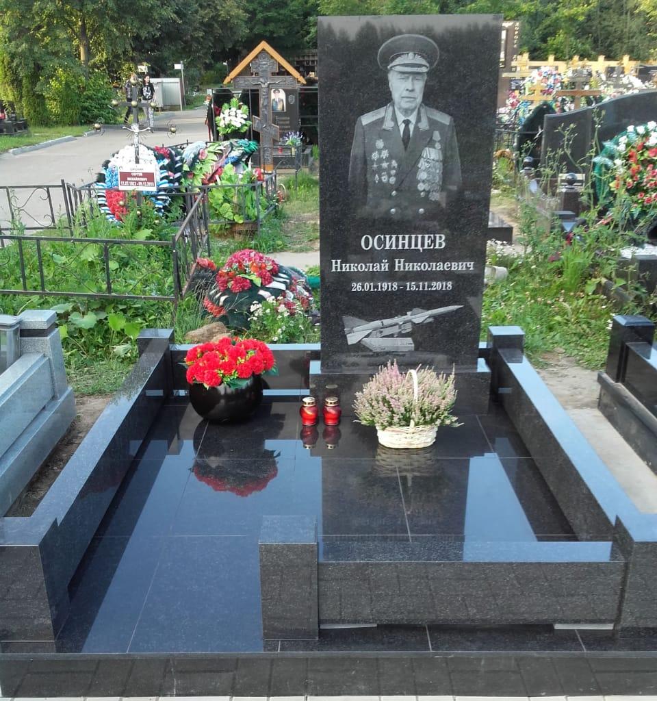 цоколь с полосами гранитный 22109