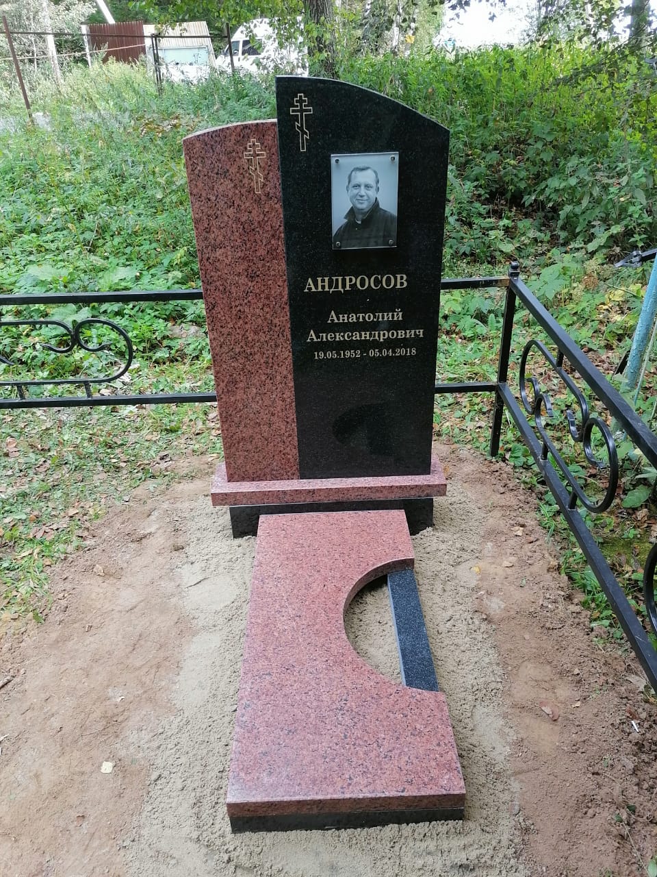 Цветник 81014 с надгробной плитой