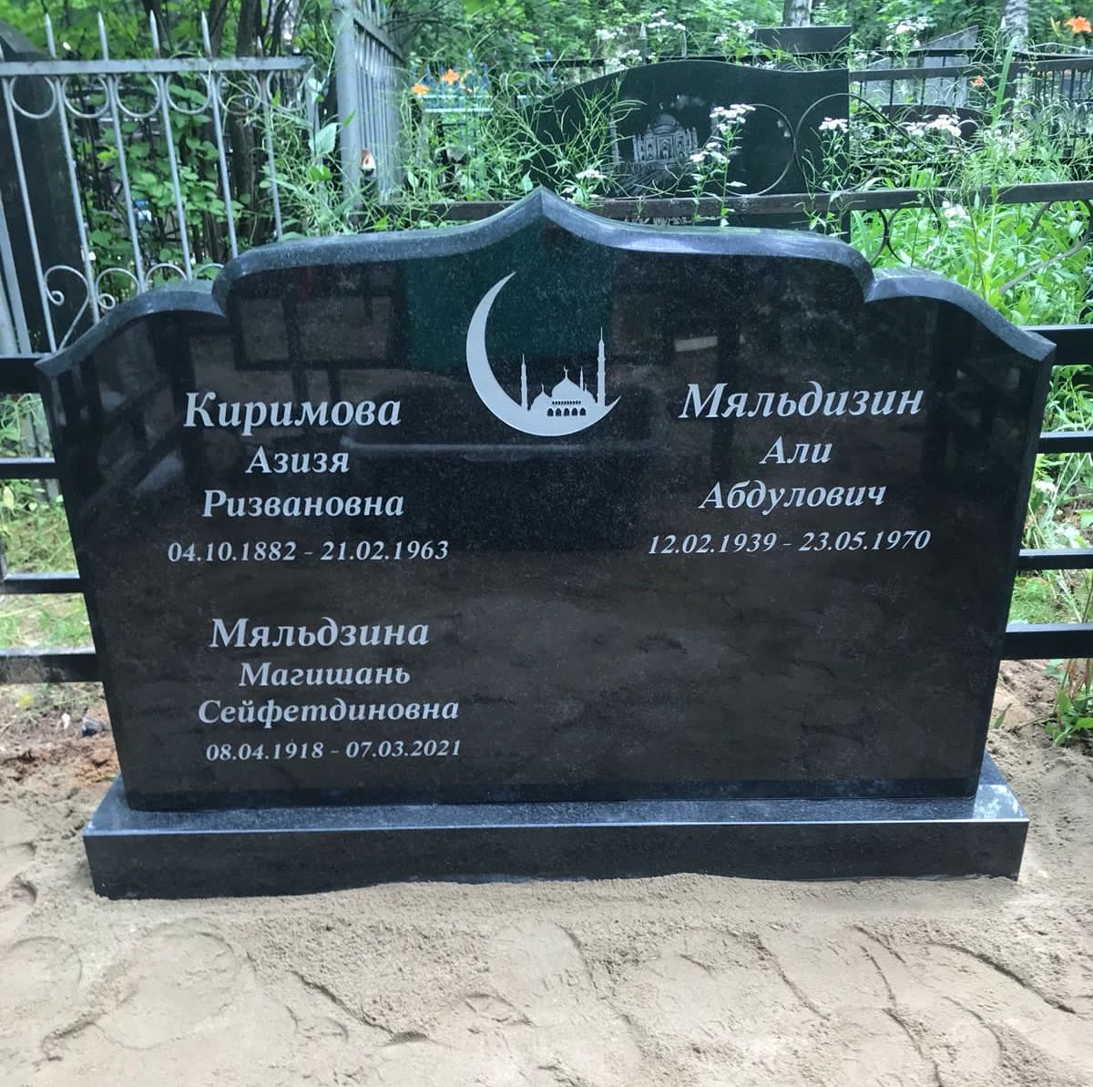 Месяц с мечетью на памятник