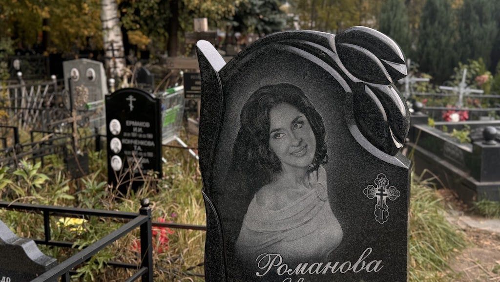 Полированный памятник на кладбище