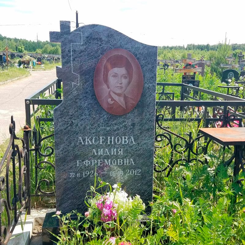 православный памятник с крестом сбоку 11901