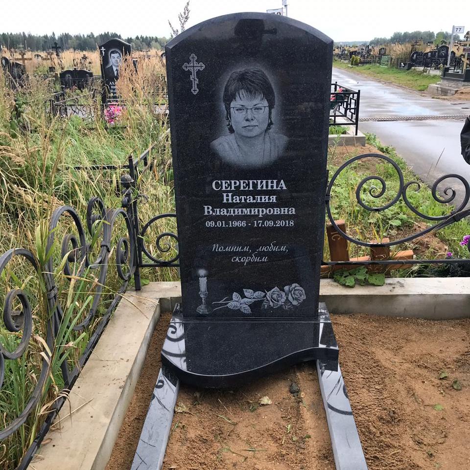 скошенный памятник на могилу