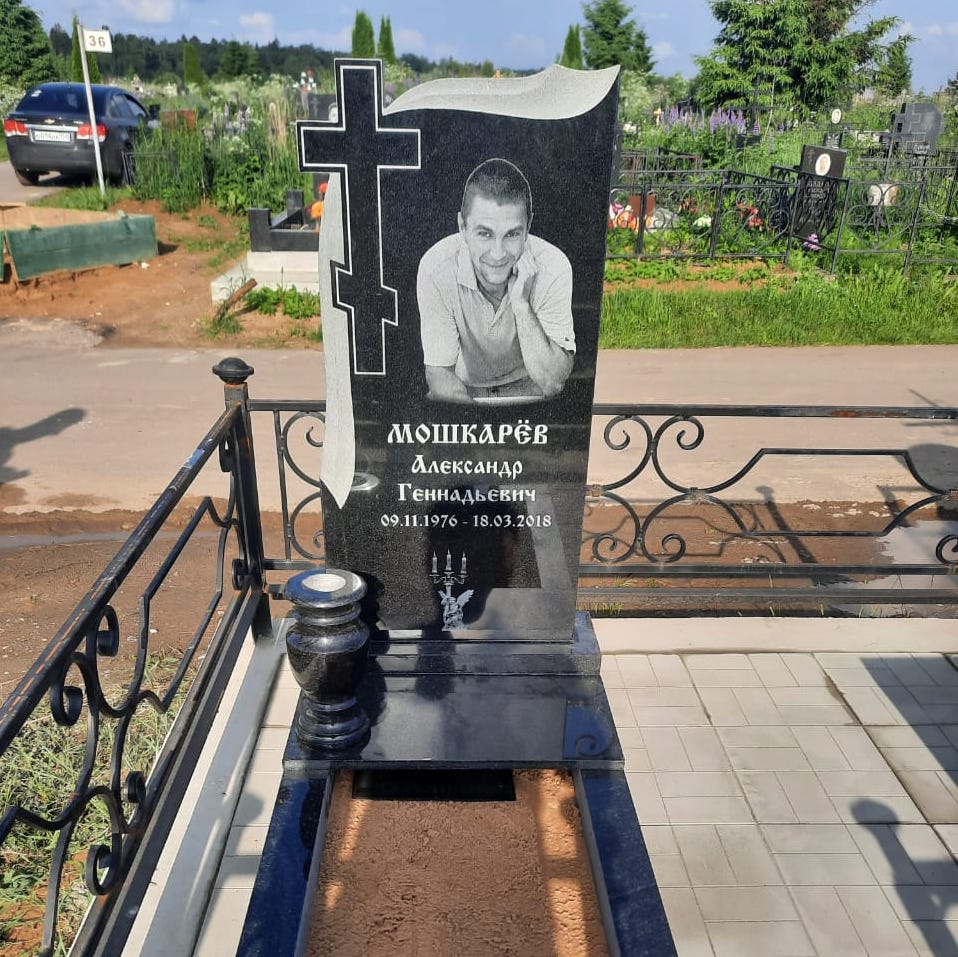 памятник с плащаницей и крестом 11900