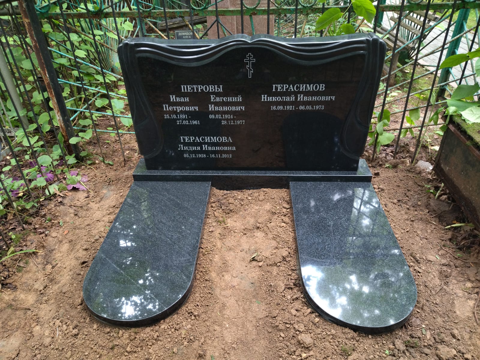 Памятник плащаница на могилу