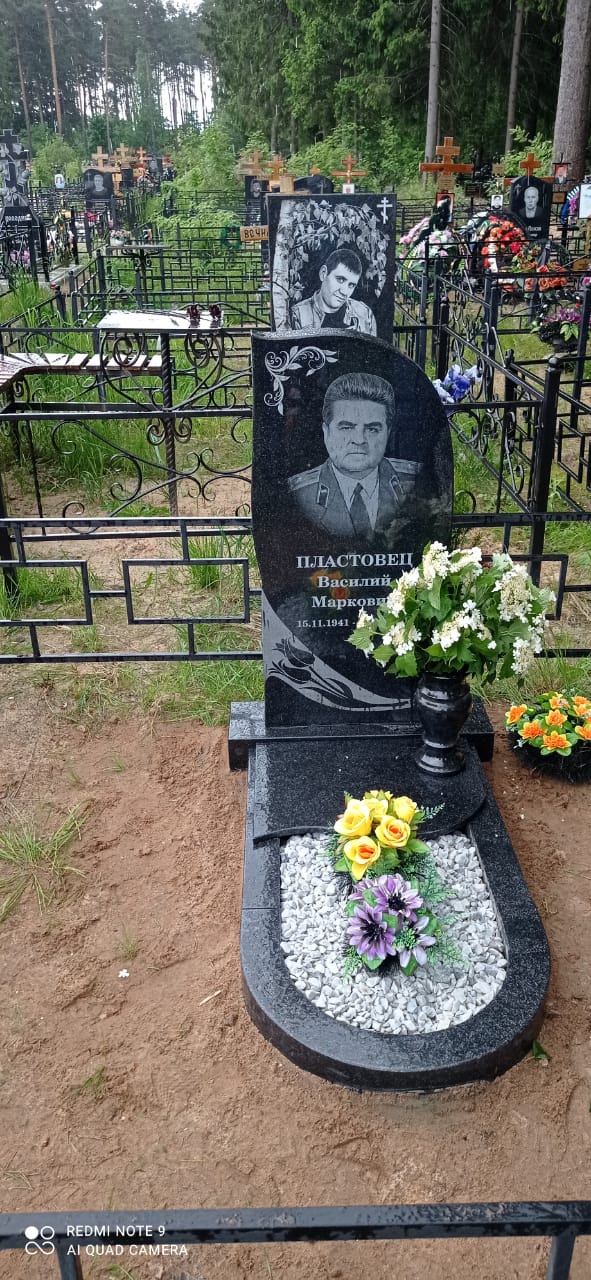 памятник с розами полированными