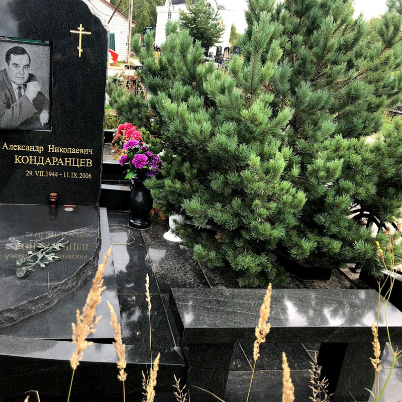 Скамейка из гранита ритуальная
