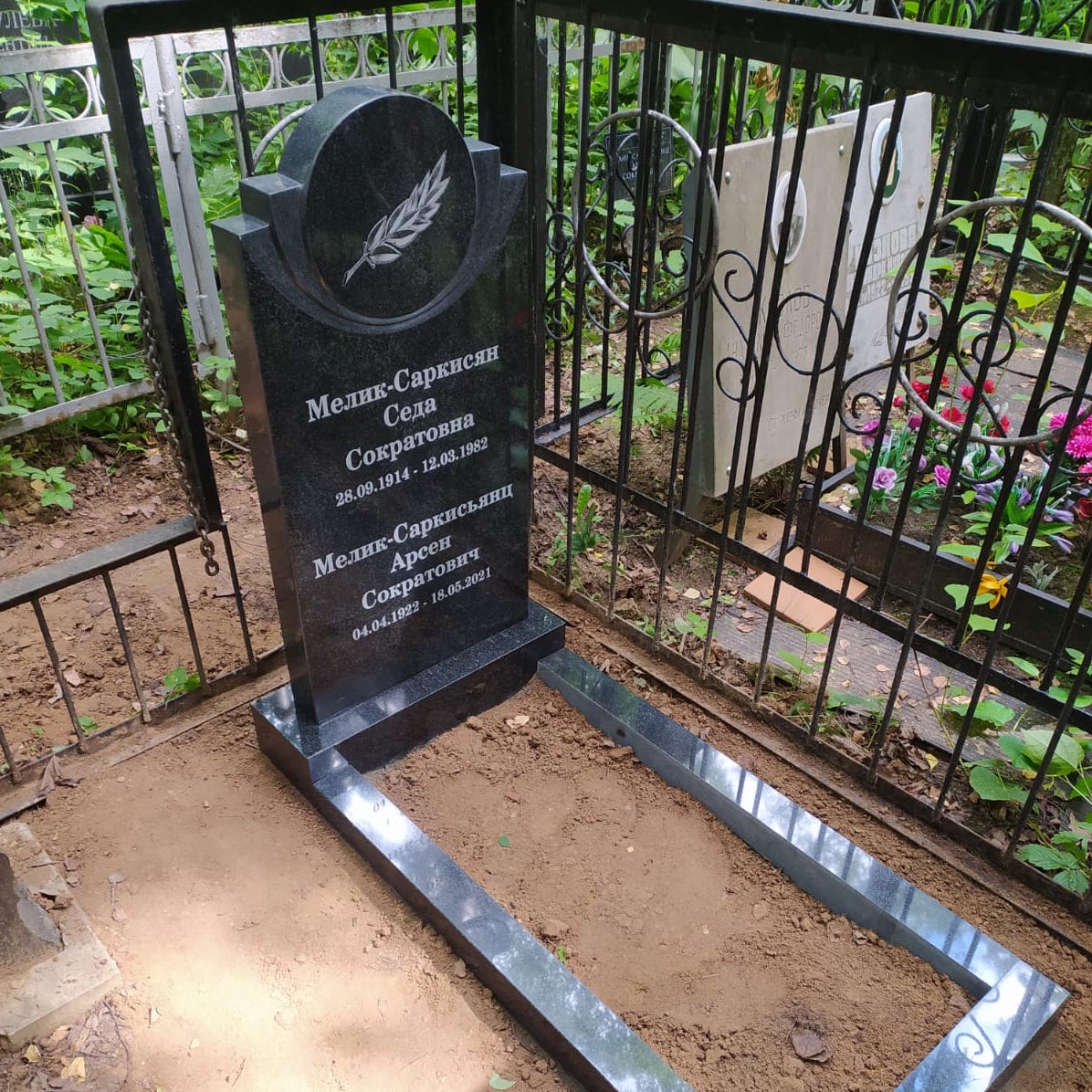 Памятник с выемкой под фото