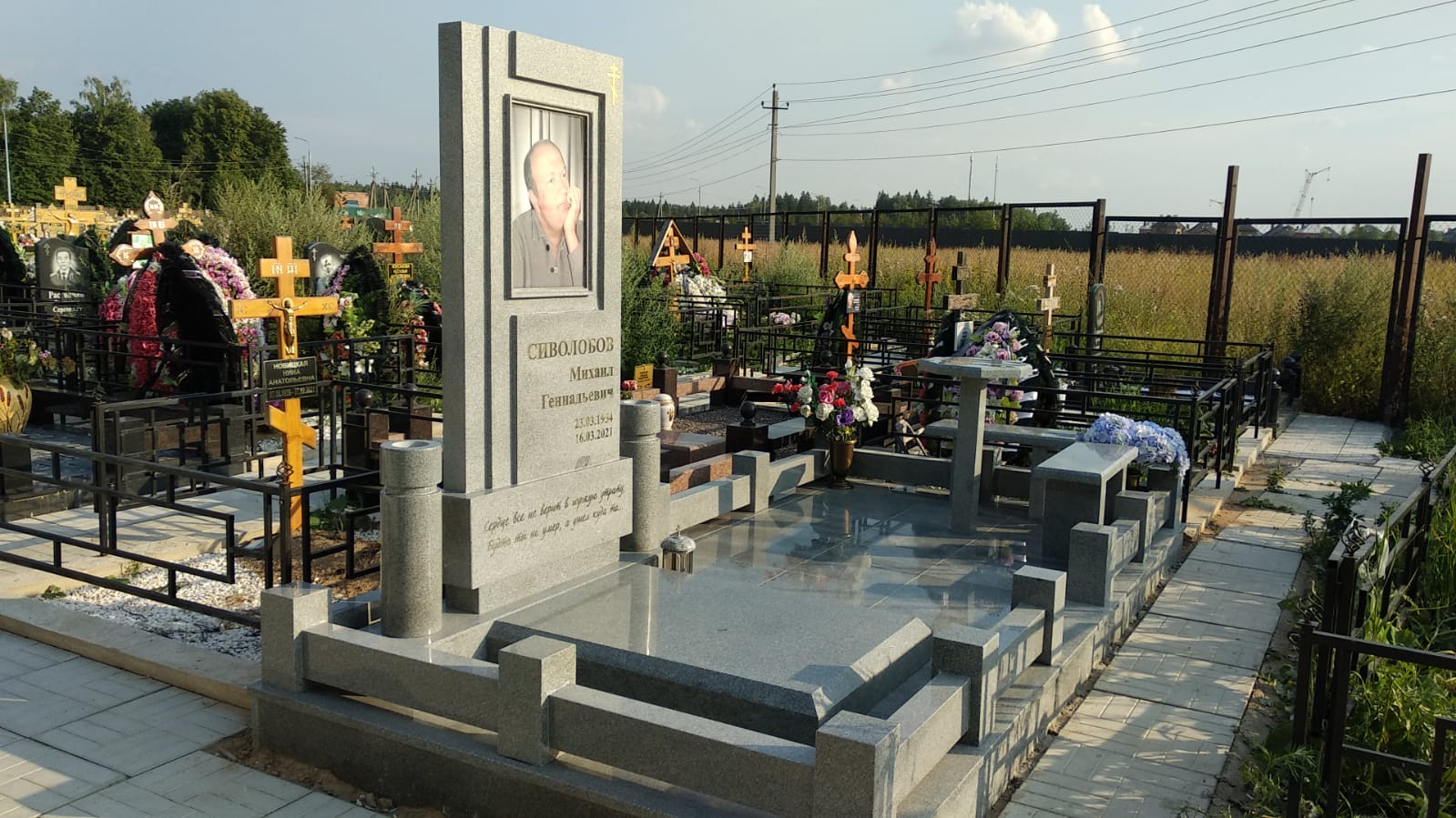 цоколь с полосами гранитный 22109