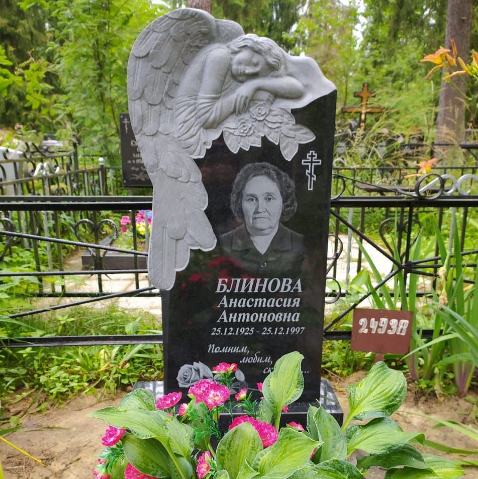 Памятник ангел с розами