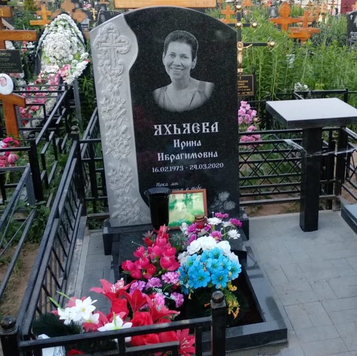 Памятник с лилиями и крестом