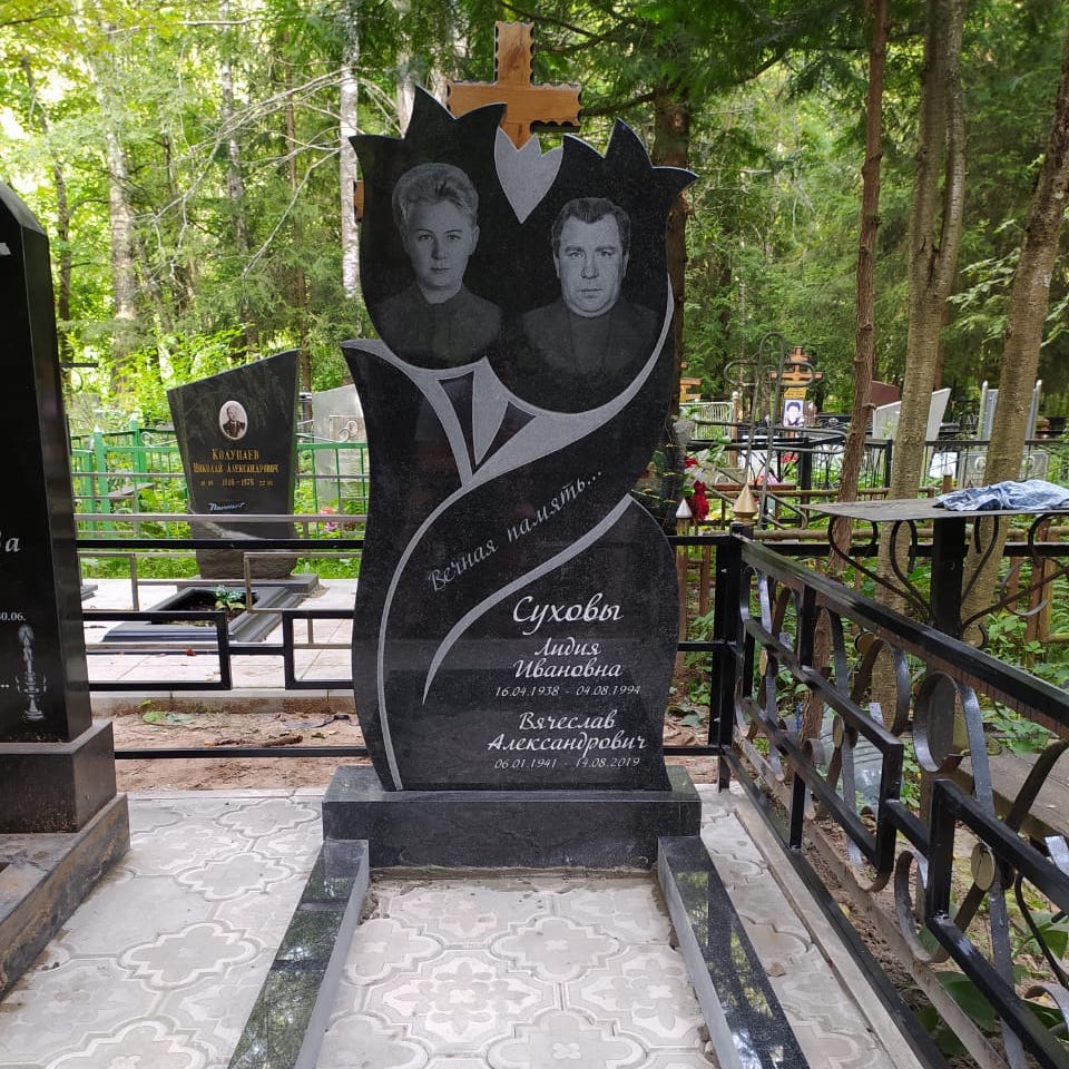 памятник 2 тюльпана на могилу