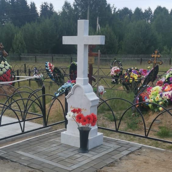 Голгофа на кладбище с крестом