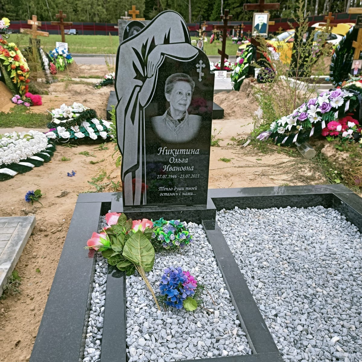 памятник со скорбящей из гранита 11204