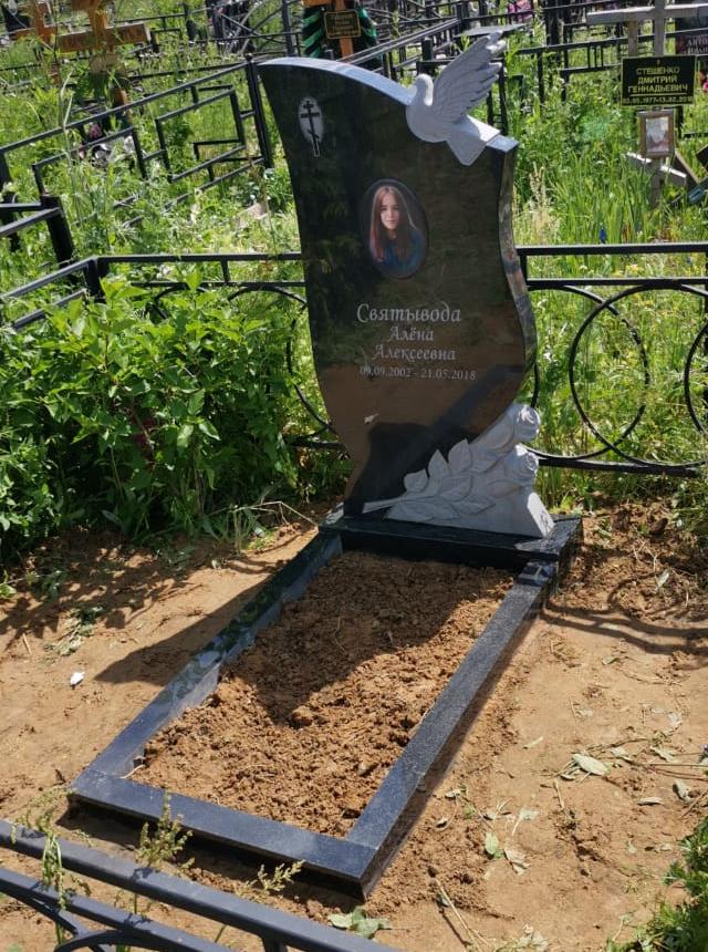 Памятник с розами и голубем