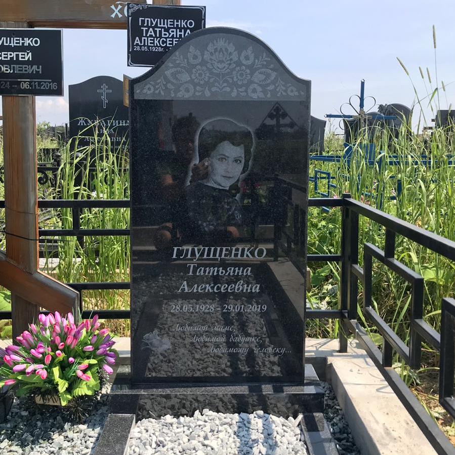 памятник c цветами на могилу