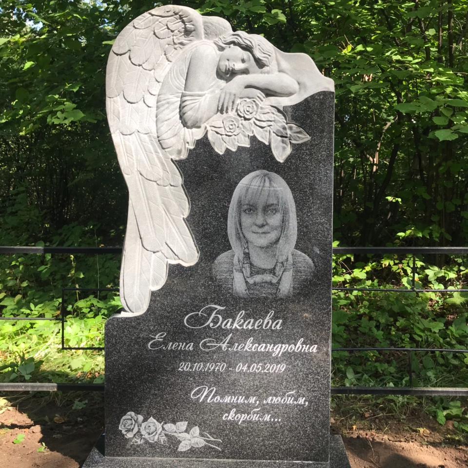 Памятник ангел с розами