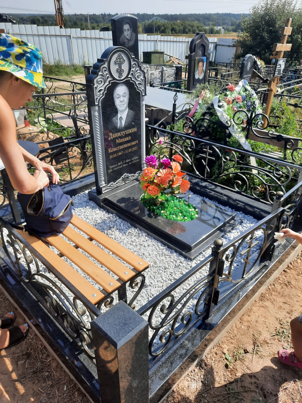 Сварная лавочка на кладбище