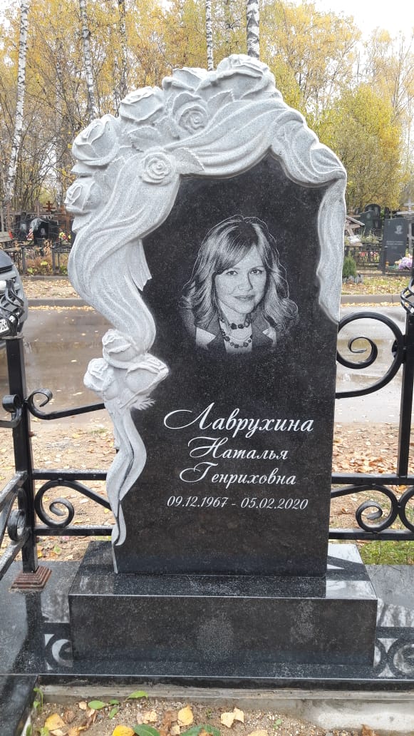 Памятник с розами и плащаницей