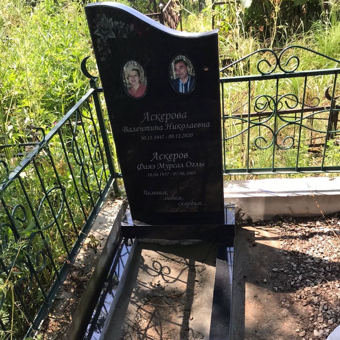 памятник надгробный волной