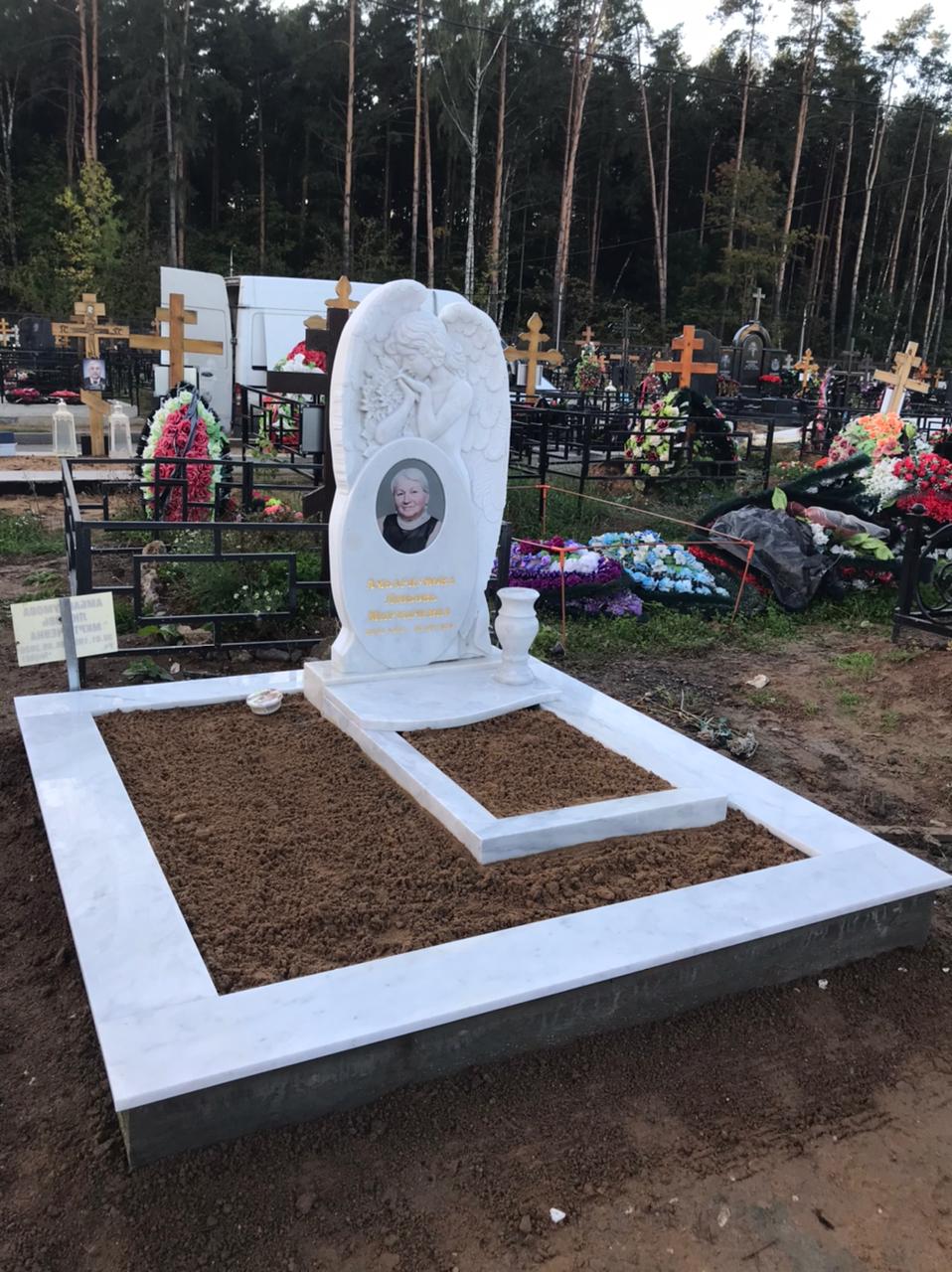 цветник с плиткой на могилу бюджетный