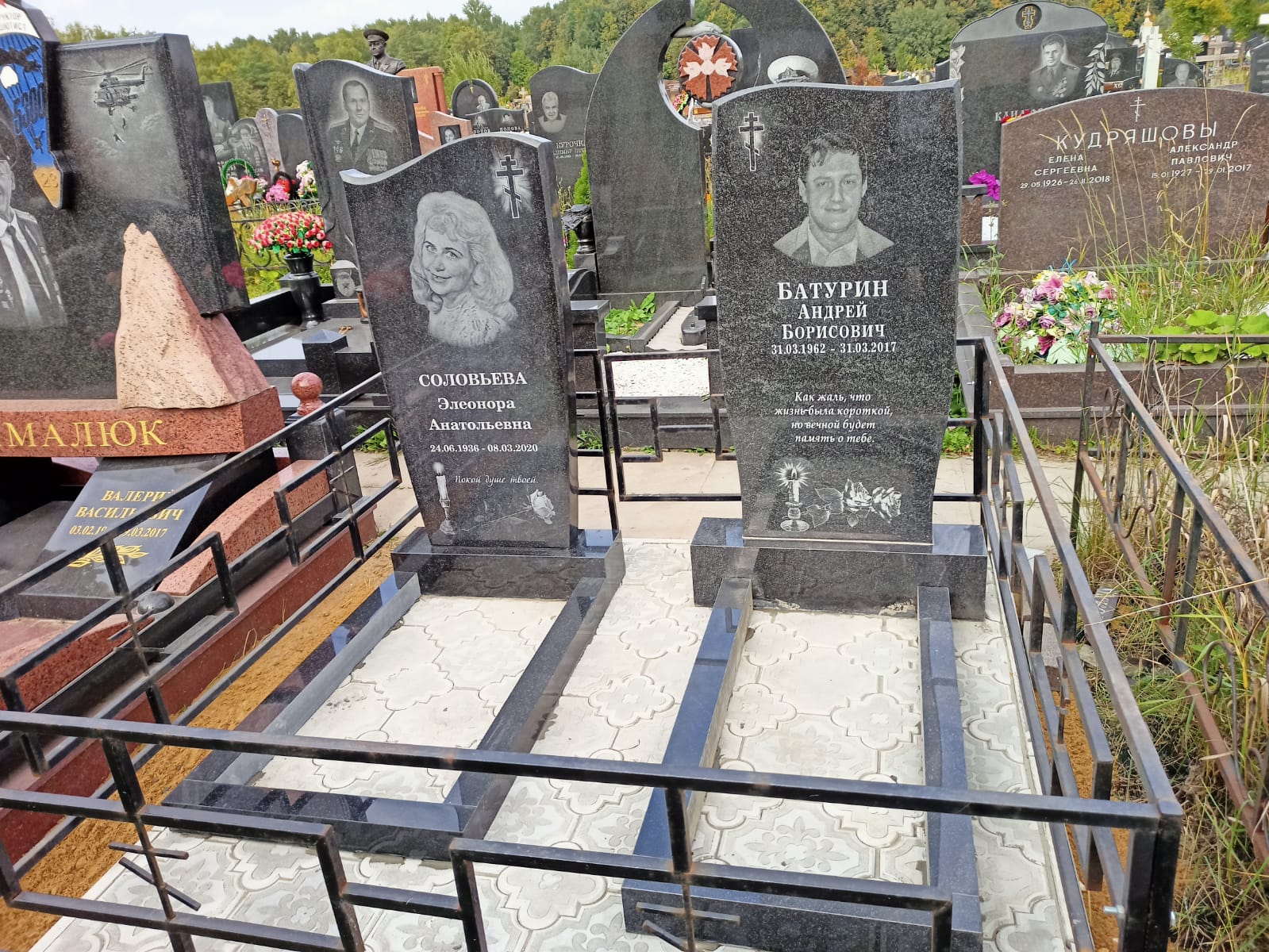 крест с ореолом на памятник